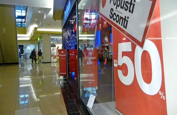 V koprskem centru Tuš je bilo včeraj tik pred zaprtjem že vse pripravljeno za današnji prvi dan razprodaj.
