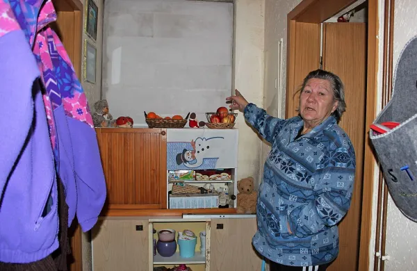 Na podlagi sklepa sodišča je izvršitelj vhod v stanovanje na 
zunanji strani stavbe zazidal (na fotografiji), pri odpiranju 
novega, notranjega vhoda pa se je zapletlo. 