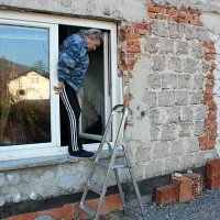 74-letna Marija Đukić Govekar že tri mesece v in iz svojega 
stanovanja hodi skozi okno, saj ima vhod zazidan.