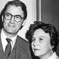 Avtorica romana Če ubiješ oponašalca Harper Lee se je spoprijateljila z Gregoryjem Peckom, igralcem v istoimenskem filmu.