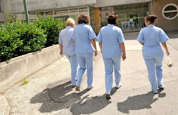 Pozivom za odstop ministrice za zdravje Milojke Kolar Celarc 
se je pridružila še Civilna iniciativa medicinskih sester in 
zdravstvenih tehnikov.