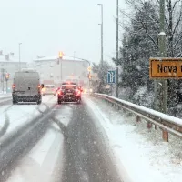 Zasnežena cesta je veliko ljudem še dodatno zagrenila  že 
tako stresen, popraznični odhod v službo. 
