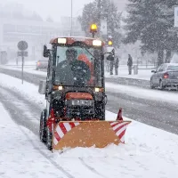 Delavci Cestnega podjetja Gorica so čistili ceste, čeprav ni 
zapadlo “predpisanih” deset centimetrov snega. Komunalni 
delavci pa so v mestu očistili tudi pločnike. 