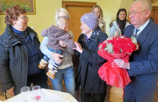 Nežko Vehar je ob stotem jubileju najprej objel pol leta stari Anej, za njim pa vsi vaščani Govejka.