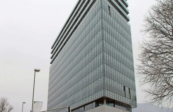 V primeru selitve v Eda center bi finančni urad zapolnil  štiri 
etaže v še pretežno praznem poslovnem delu.