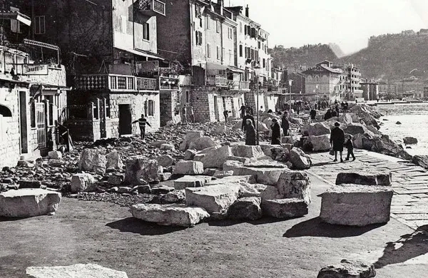 Pod to fotografijo posledic neurja se je med uporabniki vnela 
razprava, ali se je razdejanje zgodilo leta 1966 ali 1969. 