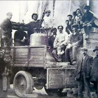 Podoben prizor se je v Piranu odvrtel pred dobrim mesecem. Leta 
1921  ni bilo dviganje zvonov nič manj zahtevno kot danes.