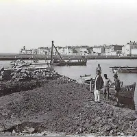 Postavitev novega pomola leta 1897.