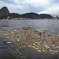 Veliko preglavic prirediteljem olimpijskih iger predstavlja onesnaženje: fotografija je iz zaliva 
Guanabara, kjer bodo tekmovali jadralci.