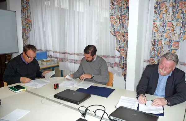 Včeraj so izvajalsko pogodbo za obnovo stavbe za Dijaškim 
domom Koper podpisali (z desne): njegov ravnatelj Martin 
Ponikvar in predstavnika podjetja Adrianing Matjaž Andrejašič in Boštjan Kocjančič. 