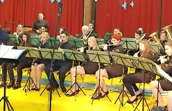Pihalni orkester Cerkno je navdušil z novoletnimi koncerti in  
se že pripravlja na džezovski festival Cerkno 2016.  