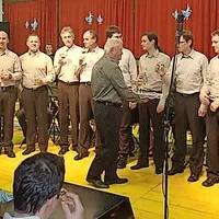 Moški del orkestra je presenečenemu občinstvu  nazdravil in 
doživeto zapel Moja ruža crvena.