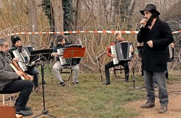 Duo Bakalina ob žičnati ograji v Dragonji prepeva o pogrebu 
Evrope in njenih načel o etnotnosti.