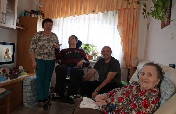 Vsakdanje skrbi in bolezen Žejnovim ne  vzamejo volje in 
poguma. 