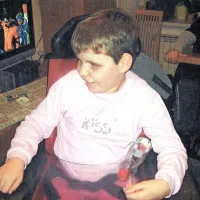 Urška in Tadej rasteta, mama ju komaj nese po stopnicah.