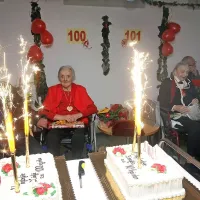 Lidiji Susič (druga z leve) in Emiliji Vuga (druga z desne) so 
varovanci doma zapeli “stoletnikovi himni”, pesmi, s katerima 
so jima voščili in tudi povzeli najpomembnejše trenutke v 
njunih življenjih.  