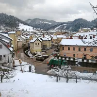 Deset idrijskih družin bo moralo paziti pri hrani, ogrevanju, 
prevozih ...
