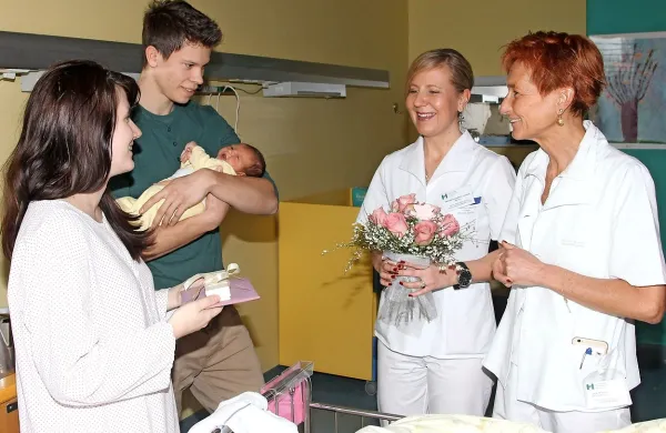 Predstojnica ginekološke in porodniške službe Neda Bizjak je 
z glavno sestro Snežano Kuzmanovć Taurian in pomočnico 
direktorice bolnišnice  Dunjo Savnik Winkler obiskala letošnjo 
prvo novorojenko v Šempetru,  Lio, ki se je mami Kaji 
Makovec iz Branika (na fotografiji levo) 1. januarja rodila  
sedem minut čez 7. uro.