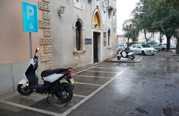 Večina parkirnim mest za motorizirane dvokolesnike na Trgu 
Brolo pozimi sameva.  