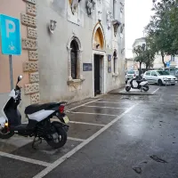 Večina parkirnim mest za motorizirane dvokolesnike na Trgu 
Brolo pozimi sameva.  