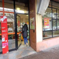 Zamaskirani neznanec je z injekcijsko iglo grozil blagajničarki 
v Mercatorjevi trgovini na Delpinovi ulici. 