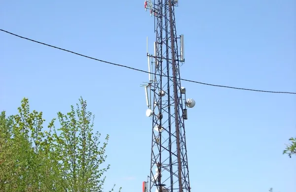 Sporni stolp na Šilentabru, ki že desetletja moti vaščane  in 
degradira arheološi spomenik, bo RTV kmalu lahko prestavila.  