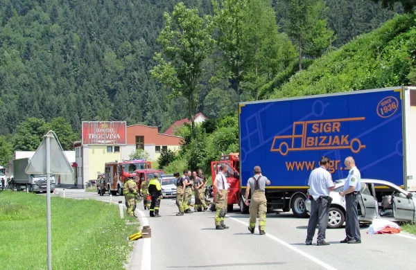 Nenavadna nesreča, ko je odpeta prikolica pri Idriji pomendrala kombi in trčila v avto, bo kmalu dobila epilog na 
sodišču. 