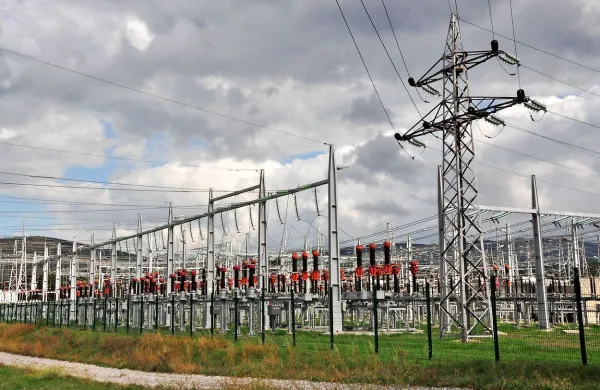 Eden od dveh transformatorjev bo   povečal zanesljivost in 
razpoložljivost transformacije na lokaciji RTP Divača.