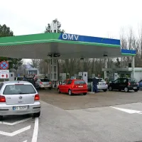 Na OMV-jevem bencinskem servisu na izstopu iz Slovenije 
pod Škofijami je bil včeraj dopoldne spet običajen vrvež. 
Razen uslužbenk za torkov rop ni vedel nihče od kupcev ali 
sosedov.