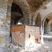 Včeraj sta bila v silosu tudi poslanca Severne lige Massimmiliano Fedriga in Pierpaolo Roberti, ki sta izjavila, da 
silos kaže, kako je “levica spremenila Trst v barakarsko 
naselje Mumbaia.