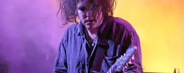 Štiridesetletnico  mračnega angleškega benda The Cure bomo 
26. oktobra praznovali v dunajski 
dvorani Marxhalle, 1. in 2. novembra pa v milanskem Mediolanum 
Forumu. Glavni bo kajpada     pevec, 
kitarist in  vodja benda  Robert Smith (na fotografiji).  