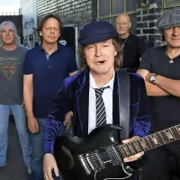 Še jim ni dovolj! Avstralski rokerji AC/DC, ki jim je ogromno Slovencev 
prisluhnilo že na lanski evropski turneji, se vračajo:  19. maja jim bodo 
prisluhnili na stadionu Ernst Happel na Dunaju, precej naših rojakov pa  tri 
večere zatem  še na praškem letališču Letnany. 
