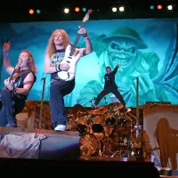 Pevec Bruce Dickinson je ukrotil raka, torej  angleški heavy metal bend  
Iron Maiden februarja lahko krene na svetovno turnejo, podkrepljeno s  
šestnajstim  studijskim albumom, dvojnim  The Book of souls. Rohneli 
bodo tudi čisto blizu nas,  na Trgu zedinjenja Italije v Trstu,     26. julija. 