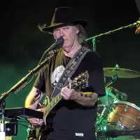 Kanadsko-ameriški kantavtor  Neil 
Young bo  13. julija z mladim bendom  Promise of the real prihrumel 
v kraj Piazzola sul Brenta pri Padovi. Stare Youngove hite bodo 
prepletali s pesmimi svojega skupnega novega albuma The Monsanto years.   Tri večere zatem bo na 
istem odru prepeval Elton John. 