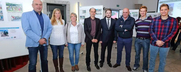 Razširjena ekipa Primorskega vrtička (z desne): študenta 
Tine Matoš in Tadej Grbec, direktor KZ Agraria Robert Fakin, 
direktor Primorskih novic Rok Hladnik, rektor Univerze na 
Primorskem dr. Dragan Marušič, Patricija Pirnat, vodja proizvodnje v KZ Agraria, dr. Dunja Bandelj, predstojnica sredozemska kmetijstva na UP FAMNIT in Sašo Dravinec, 
urednik Sobote 