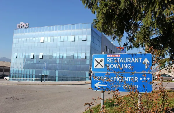 V družbi E-Solventa Ljubljana so potrdili, da so kompleks 
Kazarje s hotelom Epicenter kupili kot posredniki za drugega 
kupca. Za  koga, pa niso hoteli razkriti. 