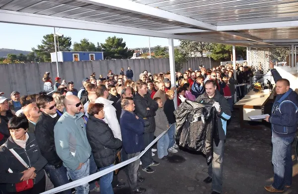 Na policijskih dražbah najdenih stvari se je običajno zbralo 
veliko kupcev, pa tudi radovednežev.