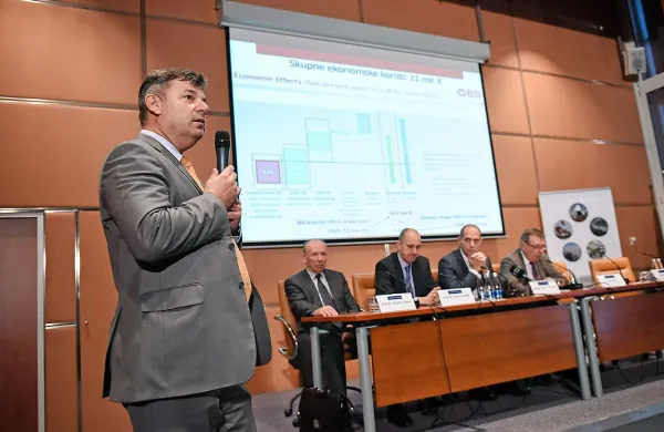  “Ne vem, od kod ideja, da sem sovražnik te države,” se je 
branil očitkov minister za infrastrukturo Peter Gašperšič. 
Kritikom je  zagotovil, da se bodo o vsem še pogovarjali. 
Logisti pa so ga znova pozvali, naj pospeši postopke za drugi 
tir.  