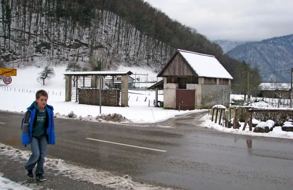 V Zatolminu morajo lastniško urediti ozko dostopno cesto do 
športnega igrišča za mladino.