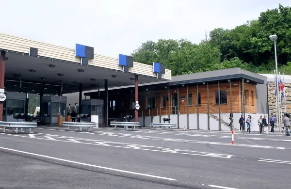 Mejni prehod Sočerga bo zaprt od 11. januarja do 24. 
februarja zaradi obnove ceste na hrvaški strani mejnega 
prehoda.