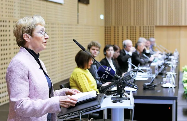 Analiza slovenskega zdravstvenega sistema kaže, da sistem 
ni optimalen, je pa daleč od kolapsa in razsula, trdi ministrica 
za zdravje Milojka Kolar Celarc. 