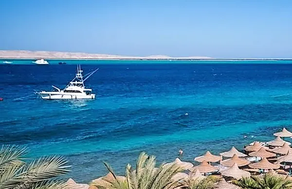 Najmanj trije napadalci so danes napadli hotel v egiptovskem 
letovišču Hurgada in pri tem ranili najmanj dva tuja turista.