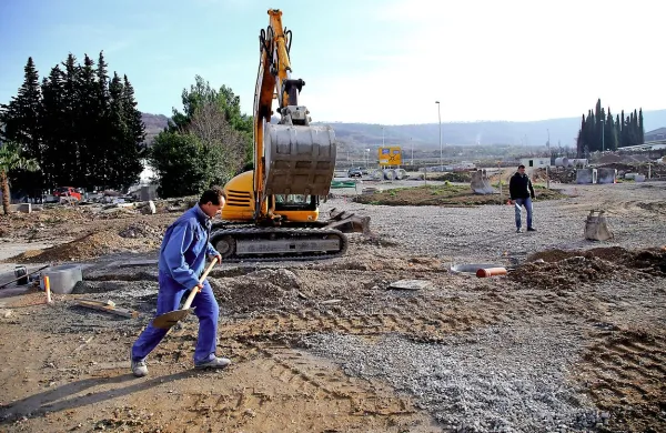 Krožišča bodo poleg bližnjih obrtnikov veseli tudi vozniki, ki 
se  že več kot pol leta poslužujejo obvoza prek povezovalne 
ceste med Prešernovo in Industrijsko cesto oziroma  mimo 
plinarne in Mehana.