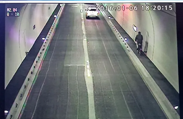 Kolesar je  počasi prevozil predor Markovec, nato pa hotel po najkrajši poti (čez 
celotno širino štiripasovnice in  v nasprotni smeri po uvozu) proti Kopru.