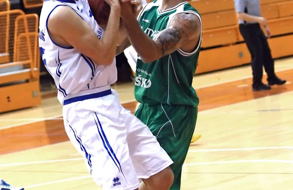Jamal Abram (desno, v dvoboju za žogo s Sedinom Karavdićem)  je bil s 17 točkami najboljši strelec v vrstah 
Zlatoroga.