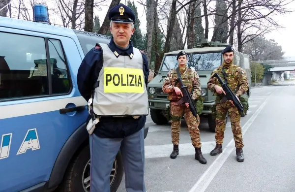 Uvedbi nadzora na notranji schengenski meji po zgledu 
Švedske in Danske je naklonjenih 84 odstotkov Italijanov, ki 
menijo, da bi s tem lahko zajezili nezakonite migracije.