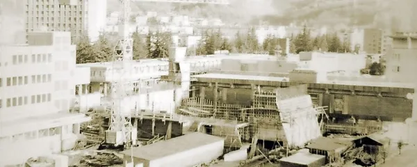 Salon Meblo (v ozadju desno) ob začetku gradnje sosednje 
stavbe Kulturnega doma. Pohištveni salon so gradili med 
letoma 1968 in 70. 