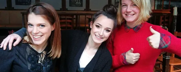 Goriške vlogerke Anja, Eva in Neva z zanimivimi video blogi 
navdušujejo gledalce.