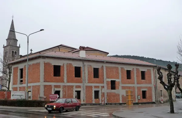 Pastoralni dom raste ob sežanski cerkvi. Desno od njega  je stara kaplanija, v katero se je lani  preselila Kraška Karitas.