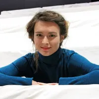 Arna Hadžialjević: “Zdaj si bolj  drznem vstopiti v delo s soigralci, se soočiti 
s tematikami, ki so mi tuje ali morda preveč intimne.” 